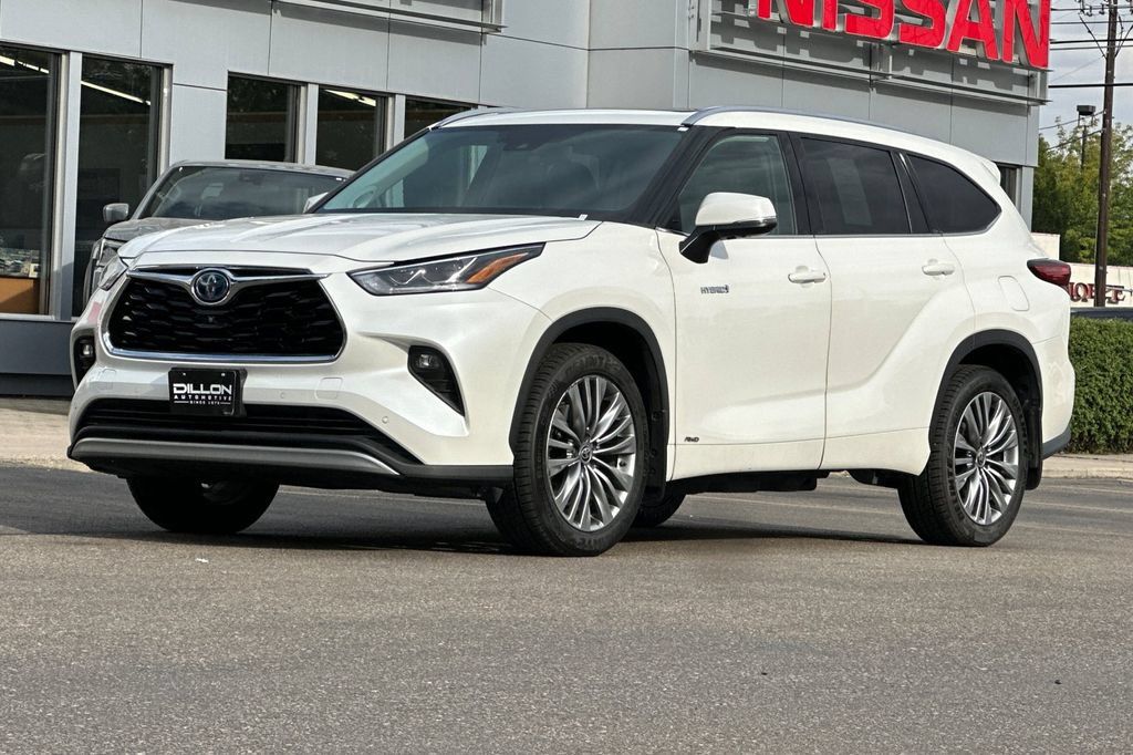 Used 2021 Toyota Highlander Platinum AWD/4WD image 11