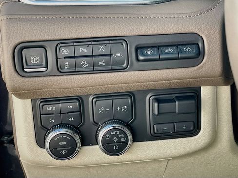 Used 2024 GMC Yukon Denali w/ Advanced Technology Package AWD/4WD image 10