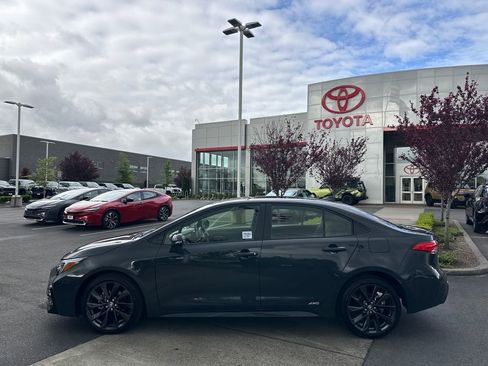 Used 2026 Toyota Corolla SE w/ SE Premium Package AWD/4WD image 2