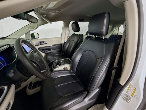 Used 2023 Chrysler Pacifica Touring-L FWD image 25