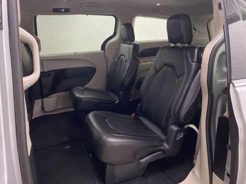 Used 2024 Chrysler Pacifica Touring-L FWD image 16