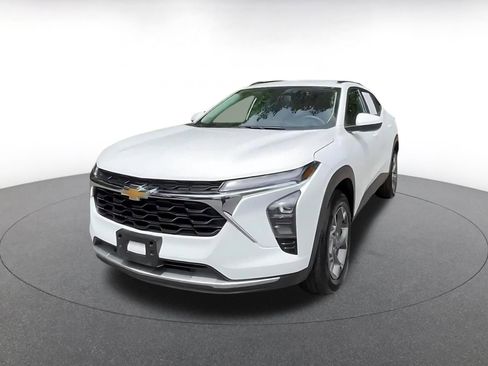 Used 2025 Chevrolet Trax LT FWD image 6