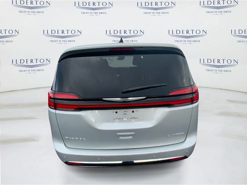 Used 2024 Chrysler Pacifica Limited image 7