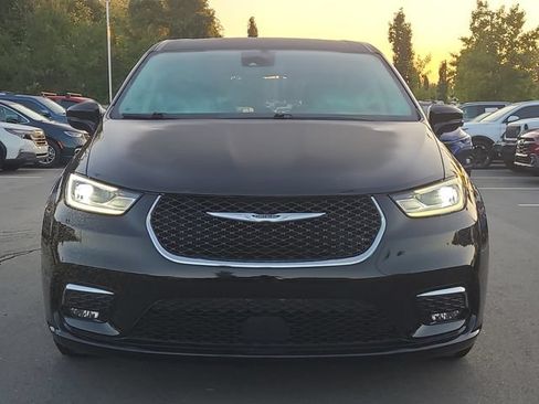 Used 2024 Chrysler Pacifica Touring-L FWD image 8