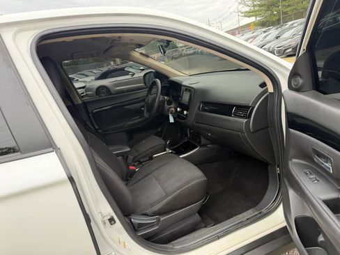 Used 2020 Mitsubishi Outlander ES FWD image 25