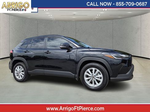 Used 2025 Toyota Corolla Cross LE image 1