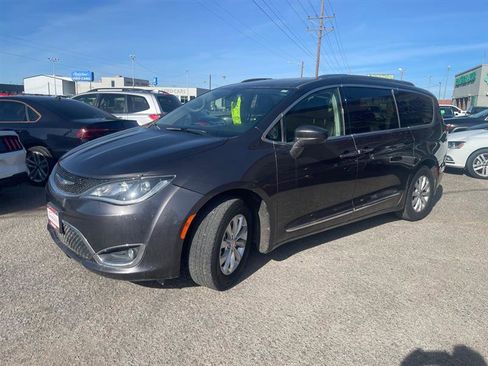 Used 2020 Chrysler Pacifica Touring-L image 2