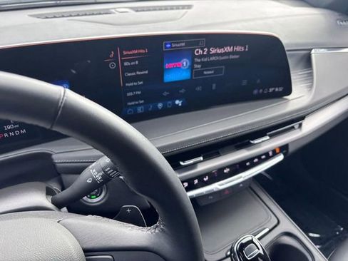 Used 2025 Cadillac XT4 Premium Luxury image 21