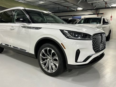 Used 2025 Lincoln Aviator Reserve w/ Illumination Package image 7