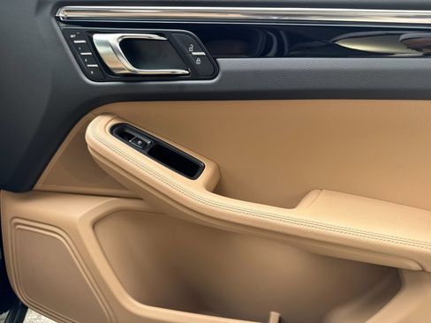 Certified 2025 Porsche Macan image 20