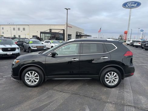 Used 2017 Nissan Rogue SV image 2