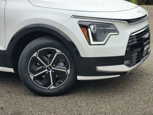 Used 2023 Kia Niro SX image 6