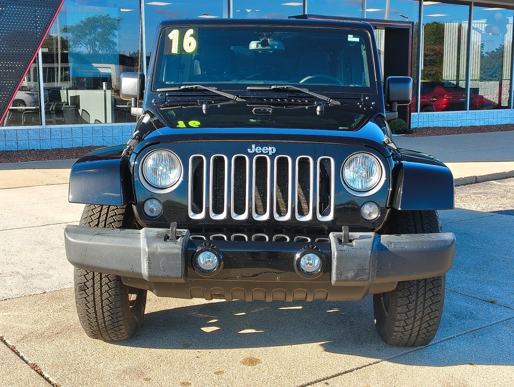 Used 2016 Jeep Wrangler Unlimited Sahara w/ Dual Top Group AWD/4WD image 2