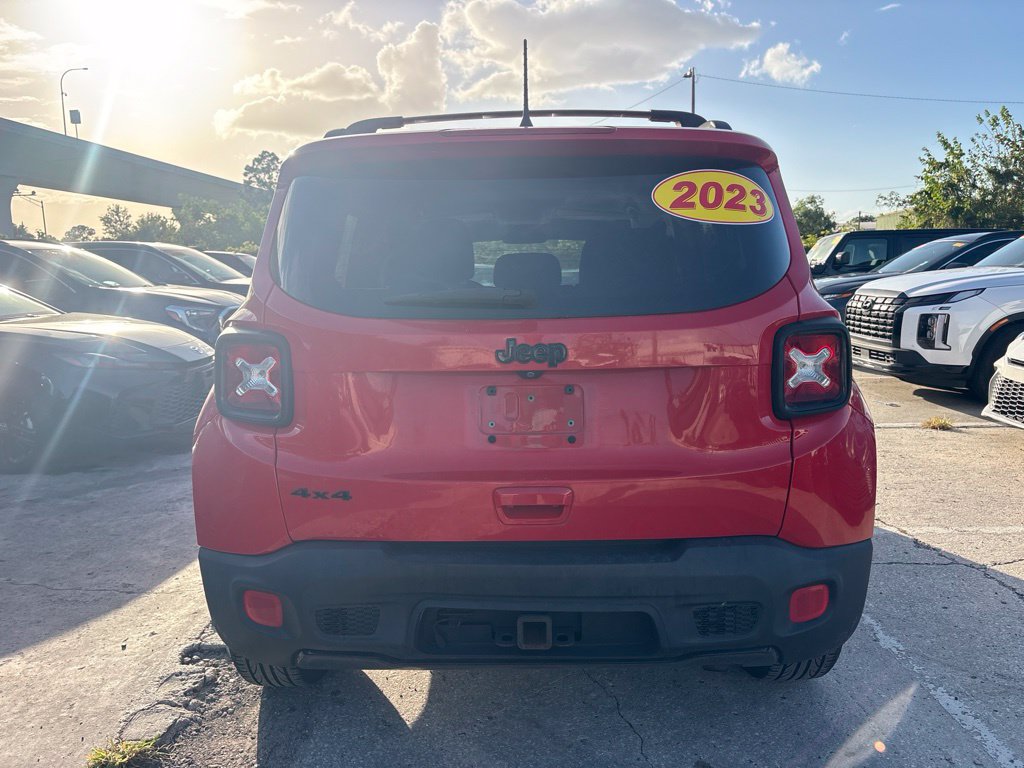 Used 2018 Jeep Renegade Altitude w/ UConnect 8.4 Nav Group AWD/4WD image 4