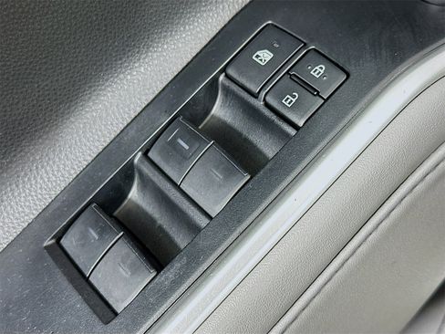 Used 2022 Toyota Highlander XLE image 18