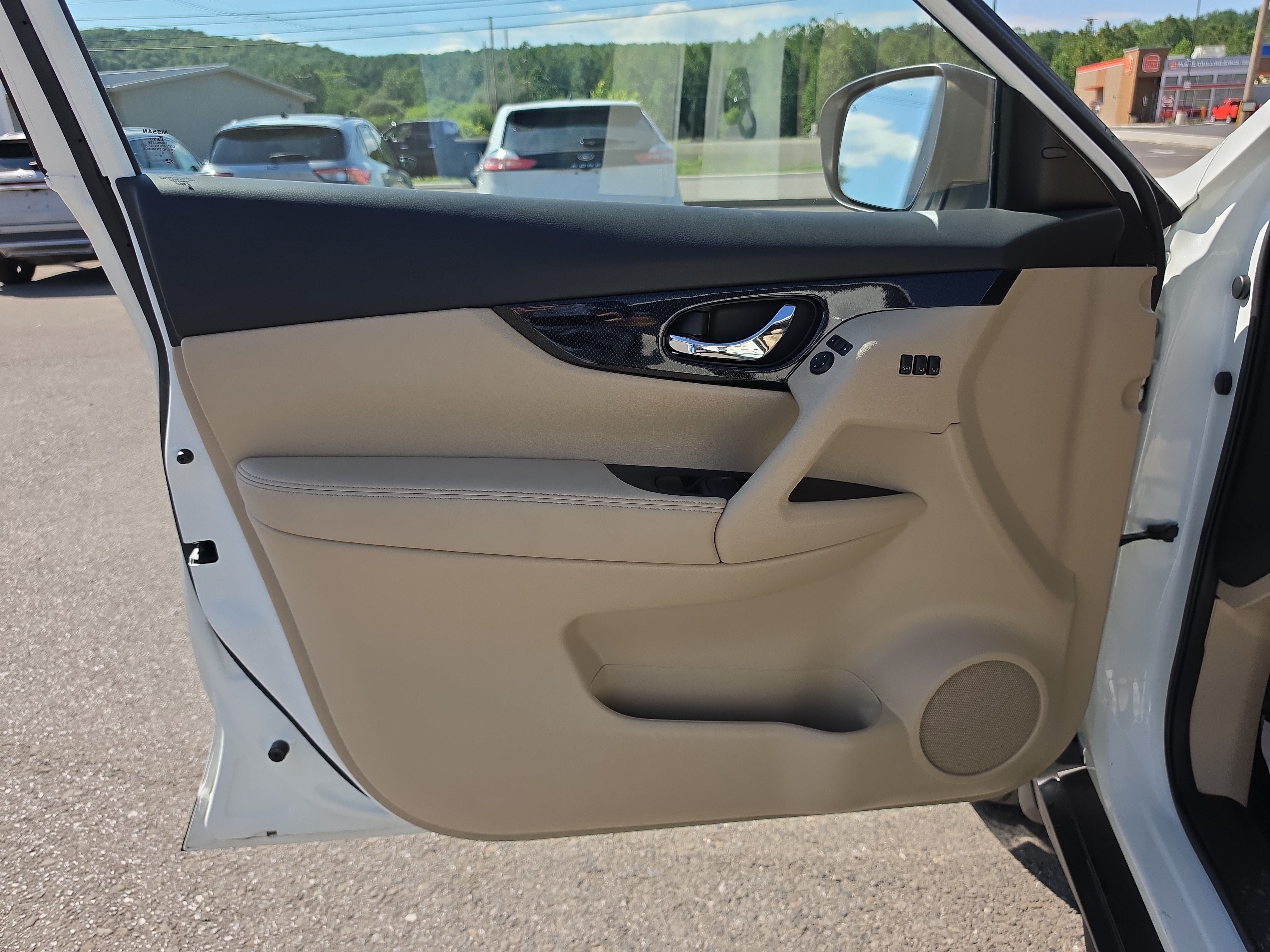 Used 2019 Nissan Rogue SL AWD/4WD image 16