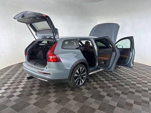 Used 2023 Volvo V60 B5 Cross Country Ultimate AWD/4WD image 18