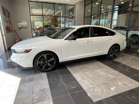 Used 2025 Honda Accord Sport image 3