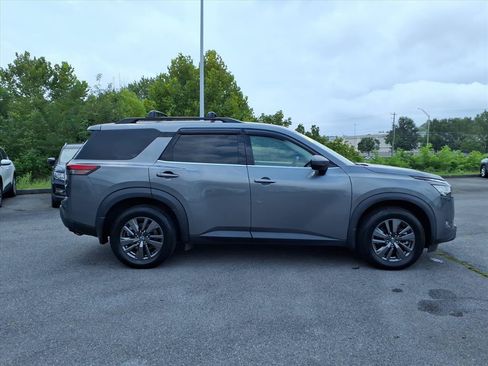 Used 2022 Nissan Pathfinder SV AWD/4WD image 4