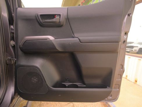 Used 2017 Toyota Tacoma TRD Off-Road image 18