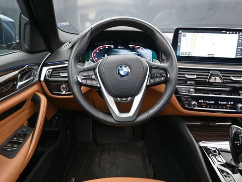 Used 2023 BMW 530e xDrive w/ Convenience Package image 29