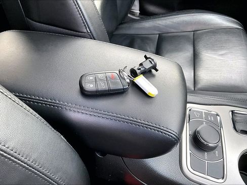 Used 2022 Jeep Grand Cherokee Limited image 16