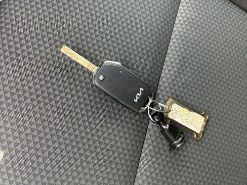 Used 2025 Kia Soul LX w/ LX Technology Package FWD image 17
