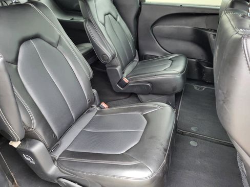 Used 2025 Chrysler Pacifica Select image 11