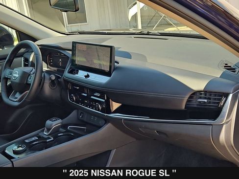Used 2025 Nissan Rogue SL AWD/4WD image 30