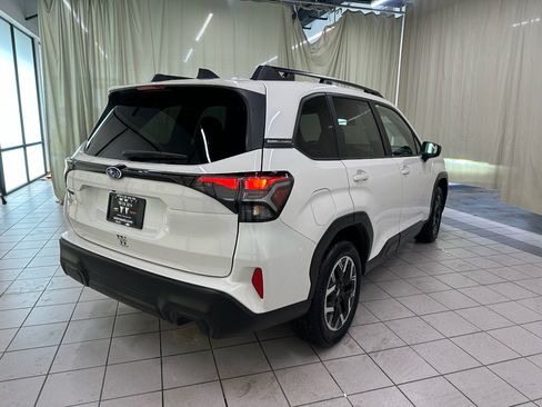 Used 2025 Subaru Forester Premium AWD/4WD image 5