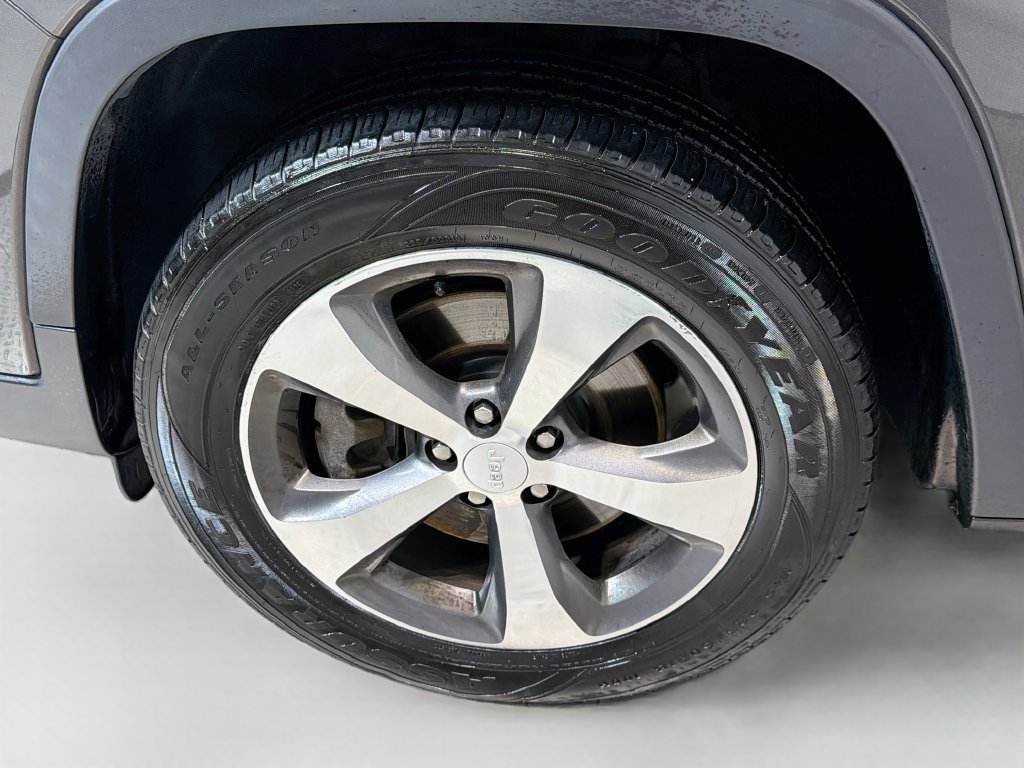 Used 2019 Jeep Cherokee Limited AWD/4WD image 28