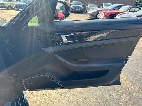 Used 2018 Porsche Panamera 4 image 35