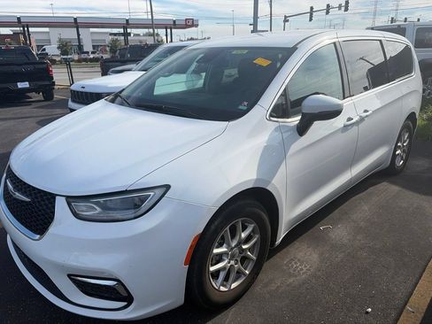 Used 2023 Chrysler Pacifica Touring-L FWD image 2