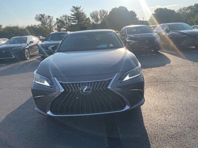 Used 2025 Lexus ES 350 w/ Premium Package FWD image 2