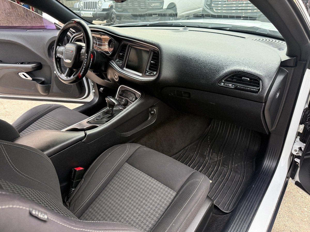Used 2015 Dodge Challenger SXT w/ Driver Convenience Group RWD image 14