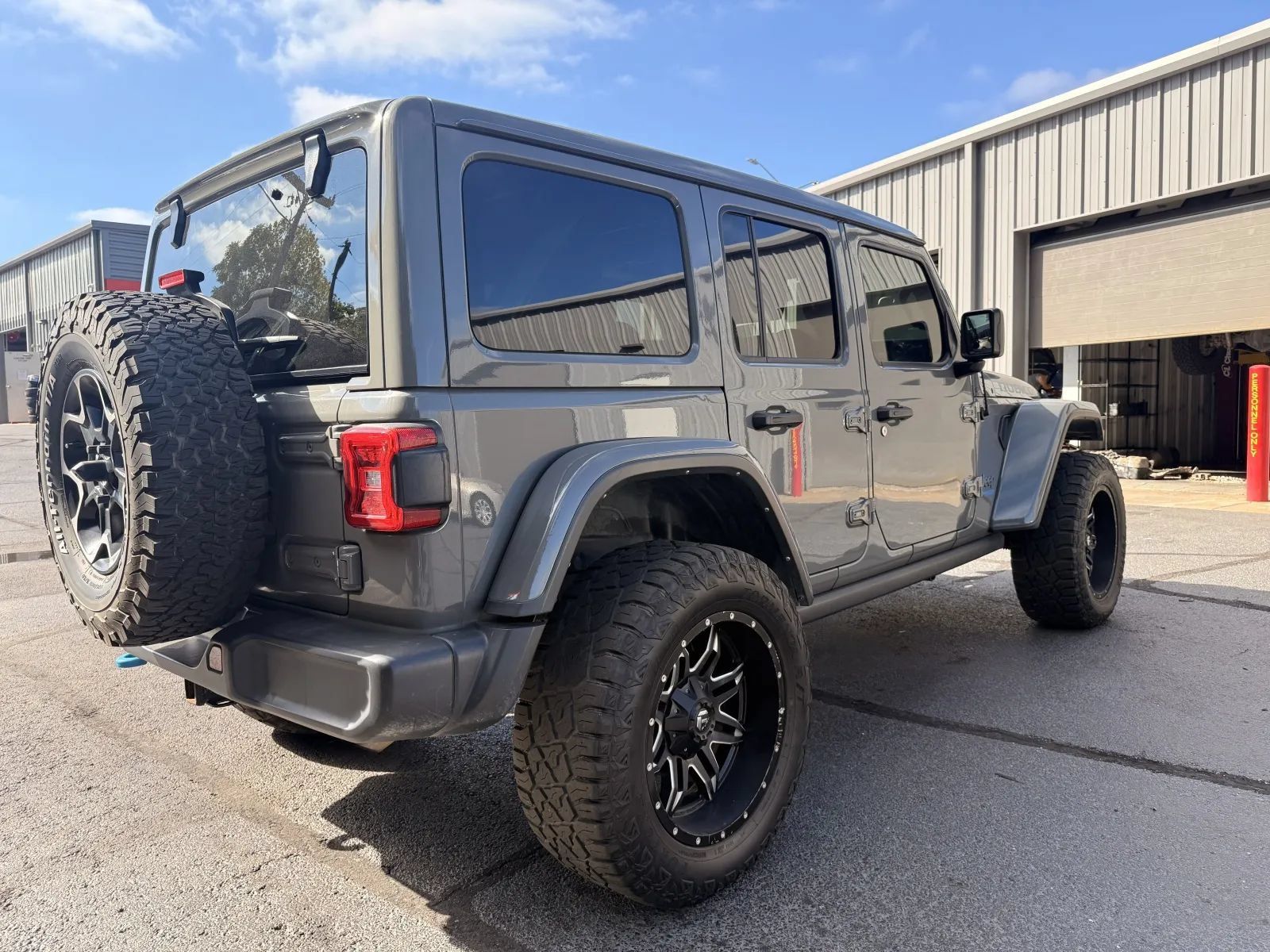Used 2021 Jeep Wrangler Unlimited Rubicon 4xe w/ Cold Weather Group AWD/4WD image 4