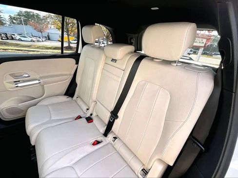 Used 2020 Mercedes-Benz GLB 250 4MATIC w/ Premium Package image 20