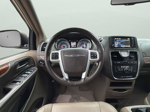 Used 2016 Chrysler Town & Country Touring image 13