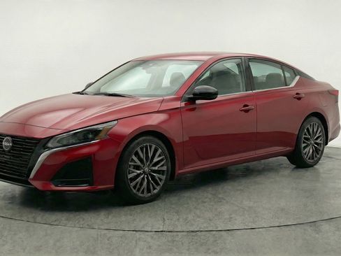 Used 2025 Nissan Altima 2.5 SV image 3