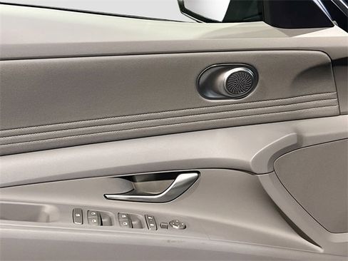 New 2025 Hyundai Elantra SEL image 18