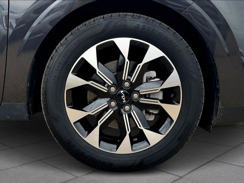 Certified 2024 Kia Carnival EX image 9