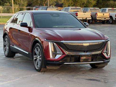 Used 2024 Cadillac Lyriq Luxury RWD image 3