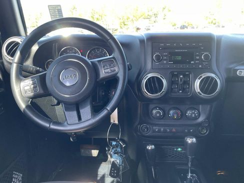 Used 2017 Jeep Wrangler Unlimited Sahara w/ Connectivity Group AWD/4WD image 12
