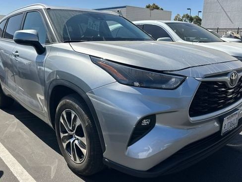 Used 2023 Toyota Highlander XLE FWD image 2