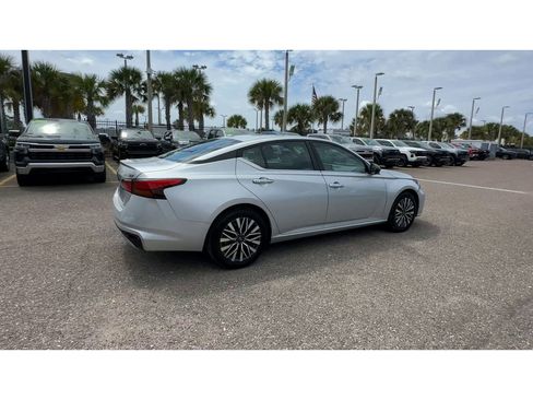 Used 2024 Nissan Altima 2.5 SV image 2
