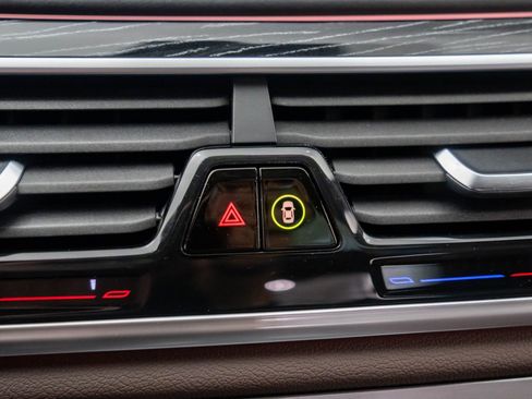 Certified 2022 BMW 750i xDrive w/ Luxury Rear Seating Package image 32