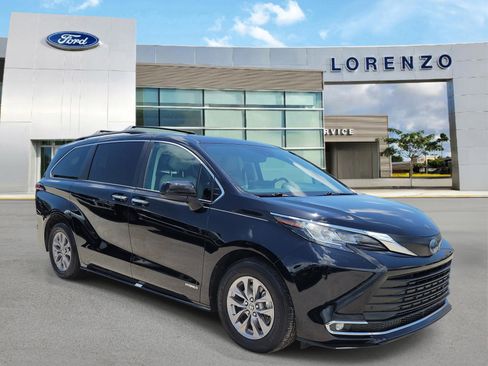 Used 2021 Toyota Sienna XLE FWD image 3