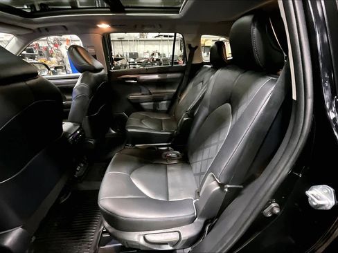 Used 2023 Toyota Highlander Platinum image 19