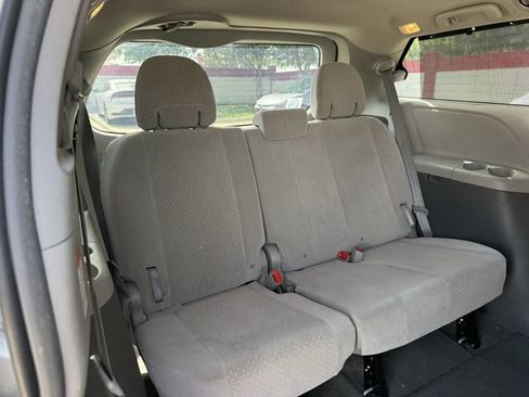 Used 2017 Toyota Sienna LE FWD image 29