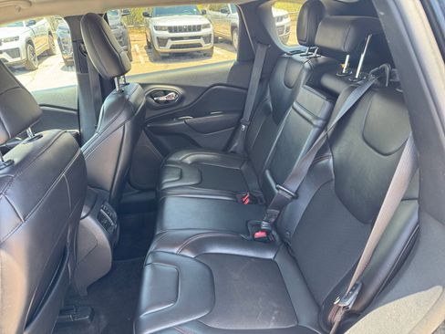 Used 2019 Jeep Cherokee Trailhawk w/ Cold Weather Group AWD/4WD image 17